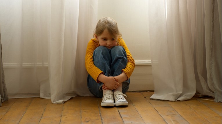 11 neobičnih ponašanja koja otkrivaju da je netko imao teško odrastanje