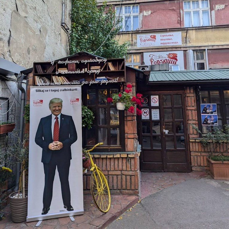 Beogradska kafana postavila sliku Trumpa: "Slikajte se i tagirajte premijera Kosova"