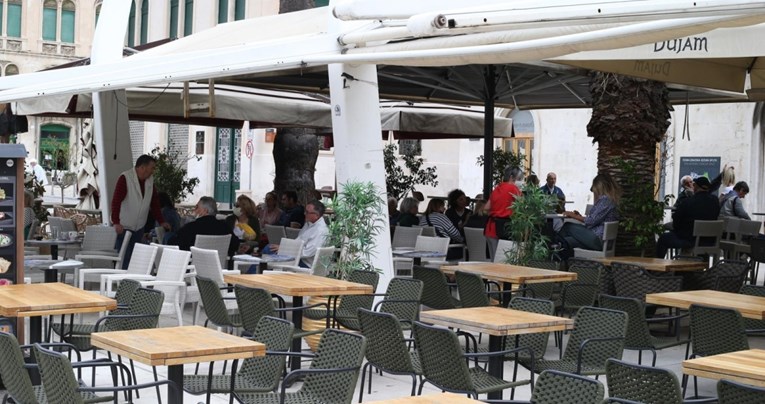 Nevjerojatni prizori iz Dalmacije: Ovako su danas izgledale terase kafića u Hrvatskoj