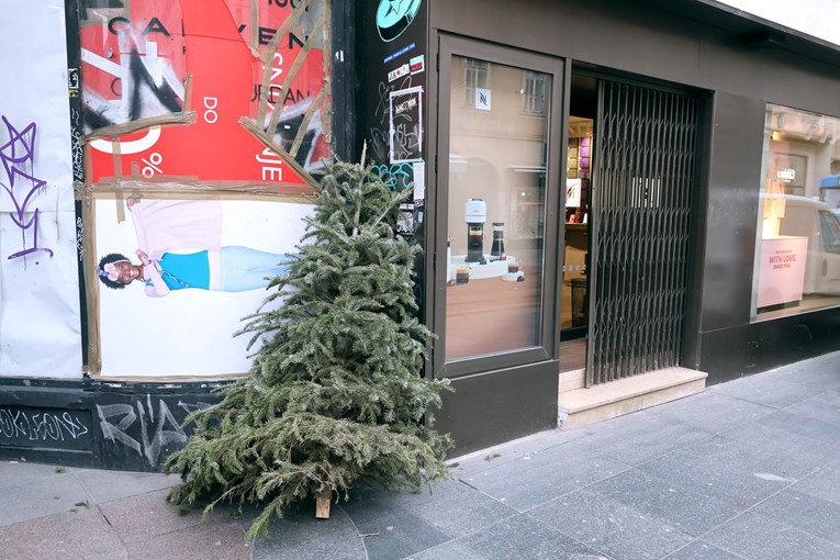 Skoro je dočekala Uskrs: Netko u Zagrebu tek sad izbacio božićnu jelku