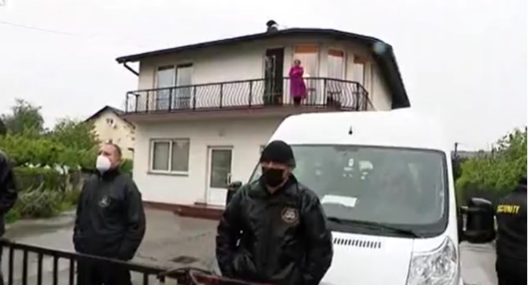 U Zaprešiću već 48 sati traje deložacija: Zaštitari okružili kuću, žena ne želi izaći