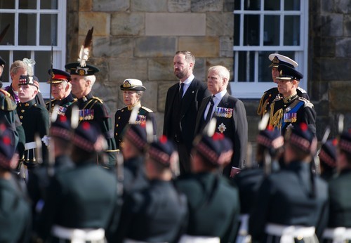 Princ Andrew pridružio se obitelji kako bi odao počast kraljici. Jedini nema uniformu