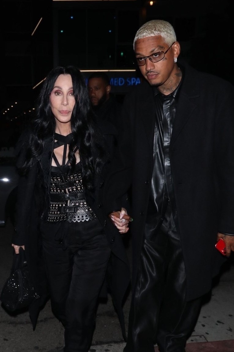 Cher potvrdila vezu s 40 godina mlađim producentom: "Upoznala sam ga s obitelji"