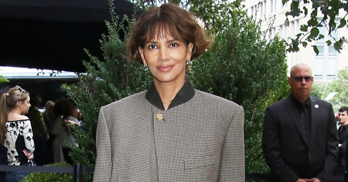 Halle Berry pokazala kako ove sezone nositi široke traperice sa štiklama