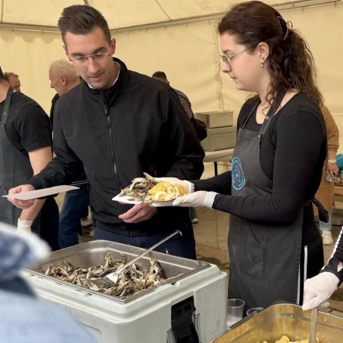 U Vinkovcima građanima dijelili ribu i krumpir salatu. "Opet ista, ali lijepa priča"