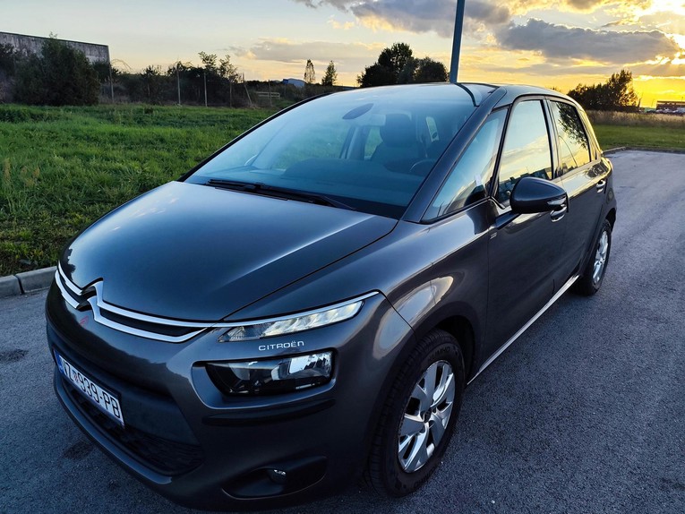 Ovaj obiteljski Citroen ima navigaciju, automatsku klimu i dva seta guma. Prodaje se