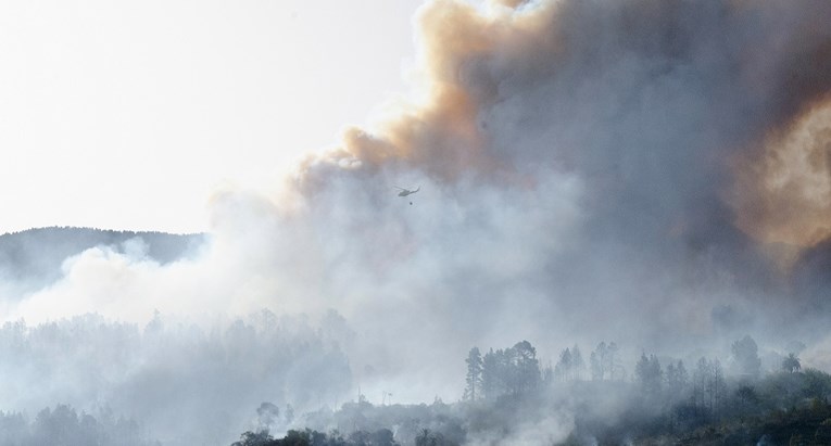 Tristotinjak vatrogasaca se bori s požarom u Španjolskoj. Evakuirano 2500 ljudi