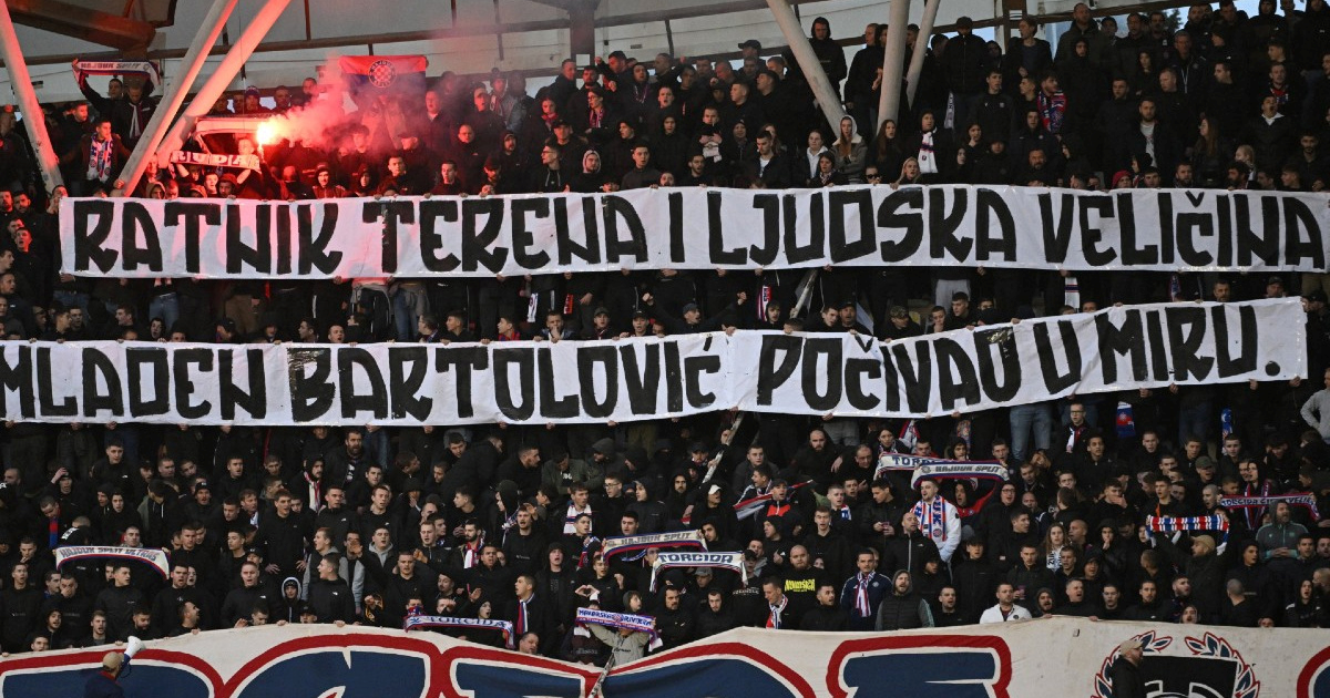 Torcida podigla transparent posvećen Bartoloviću