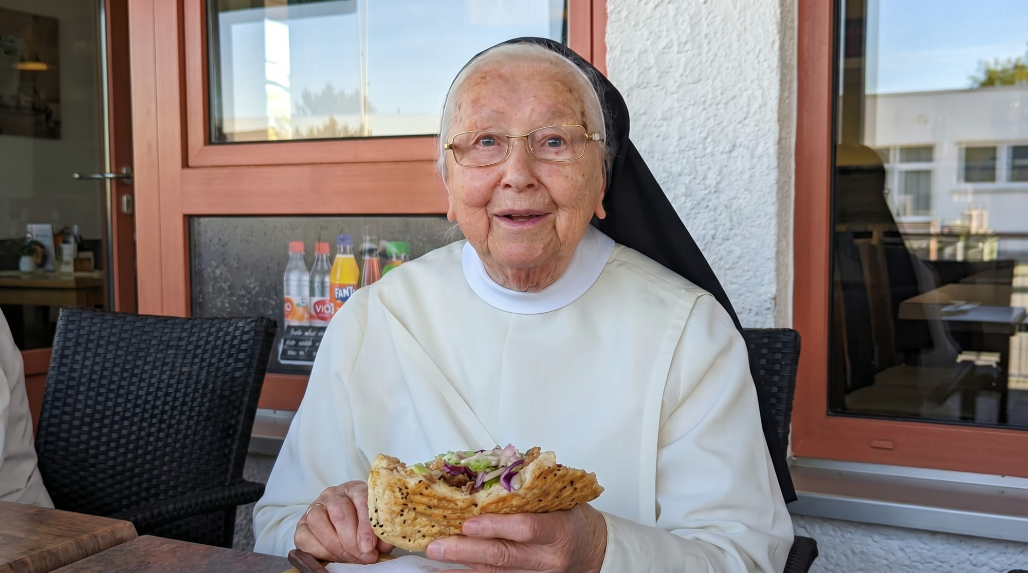 Milijuni ljudi pogledali su video u kojem časna (92) prvi put jede kebab