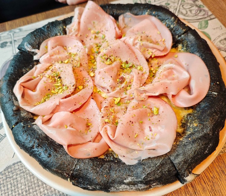 Žena naručila pizzu s pistacijama, reakcije su raznolike: "Izgleda predobro"