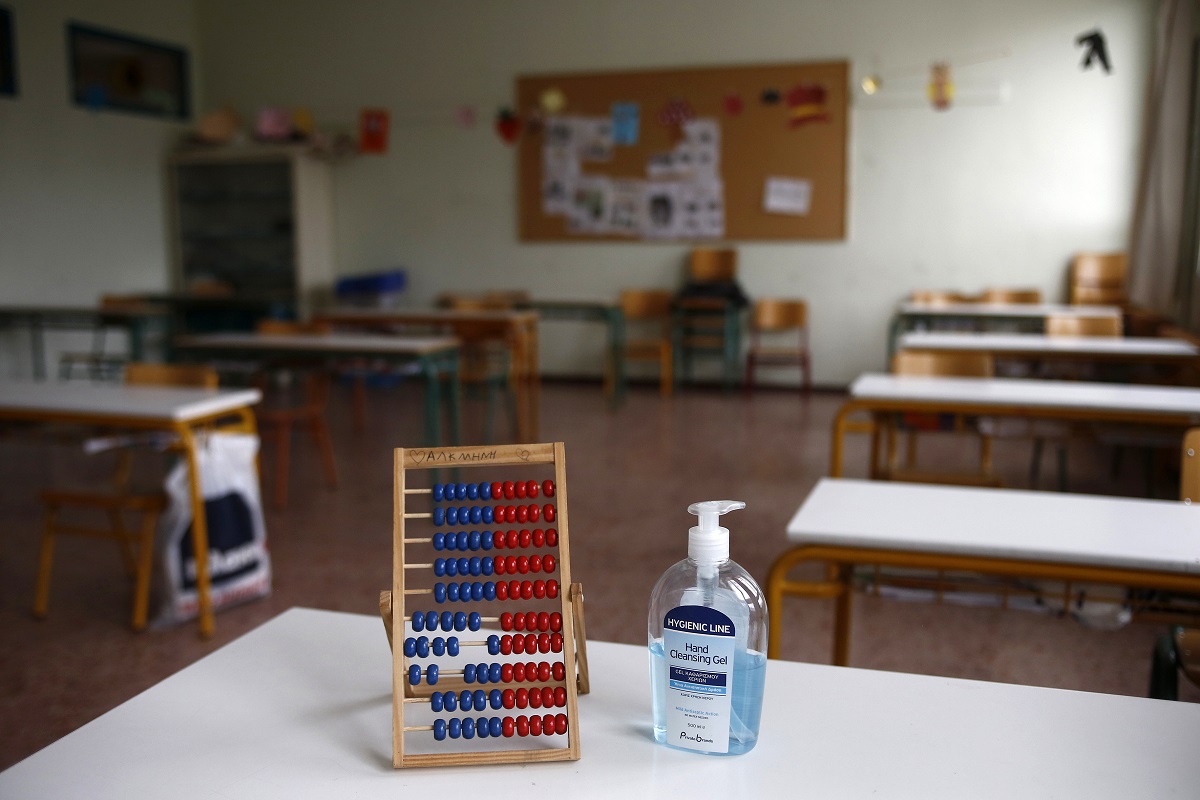 Grčki učenici morat će nositi maske u učionicama, osigurat će im ih škola