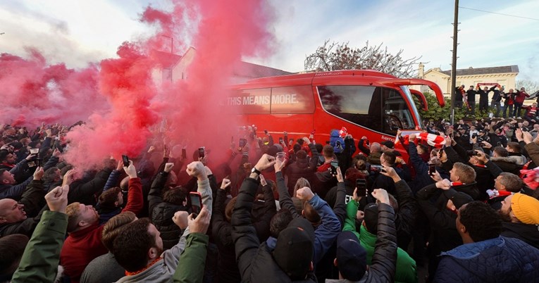 Navijači su pokušali zaustaviti Liverpoolov autobus da ne stigne na utakmicu