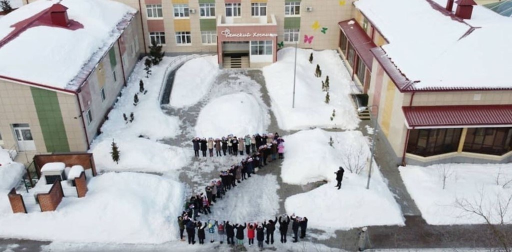Ovo su ruska djeca koja umiru od raka. Postrojili ih u proratni Putinov simbol