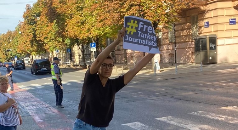 FOTO Maja Sever prosvjedovala protiv Erdogana, čekala ga uz cestu s transparentom