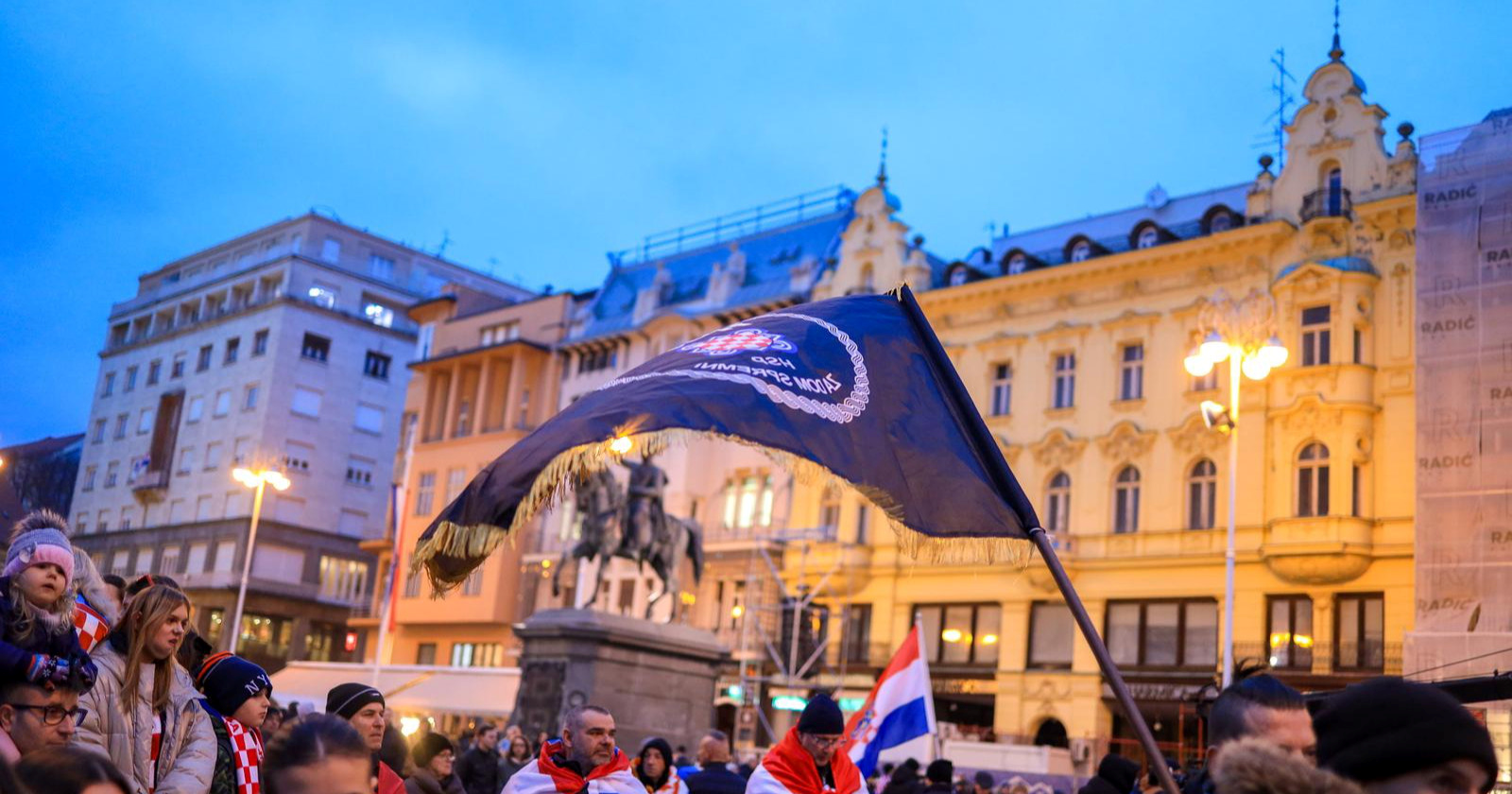 Policija ne da redarima da rade na Trgu. Oglasili se Milanović, Plenković i ljevica