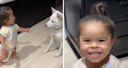 Trogodišnja djevojčica naučila je svog psa trikovima i zbog toga puca od ponosa