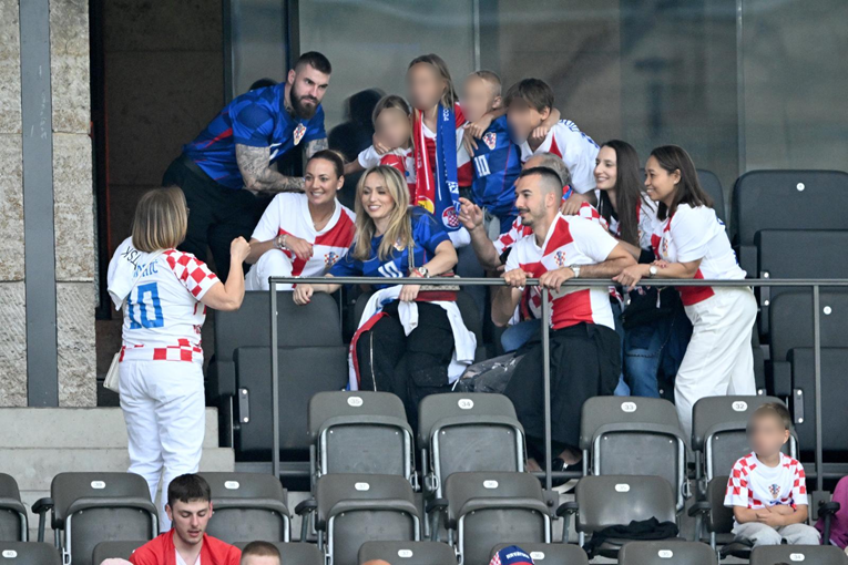 Dobro raspoloženi Modrići snimljeni na tribinama u Berlinu