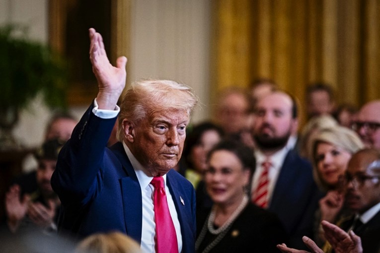 Kineske društvene mreže pune anti-Trump poruka: "Nek' si sam uzgaja kokoši"