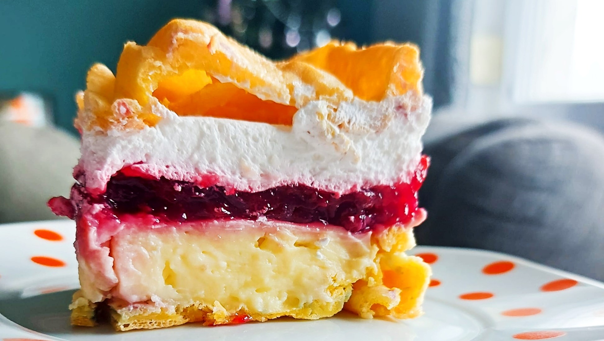 Imamo recept za najbolju kremastu Karpatku ikad - sa šumskim voćem