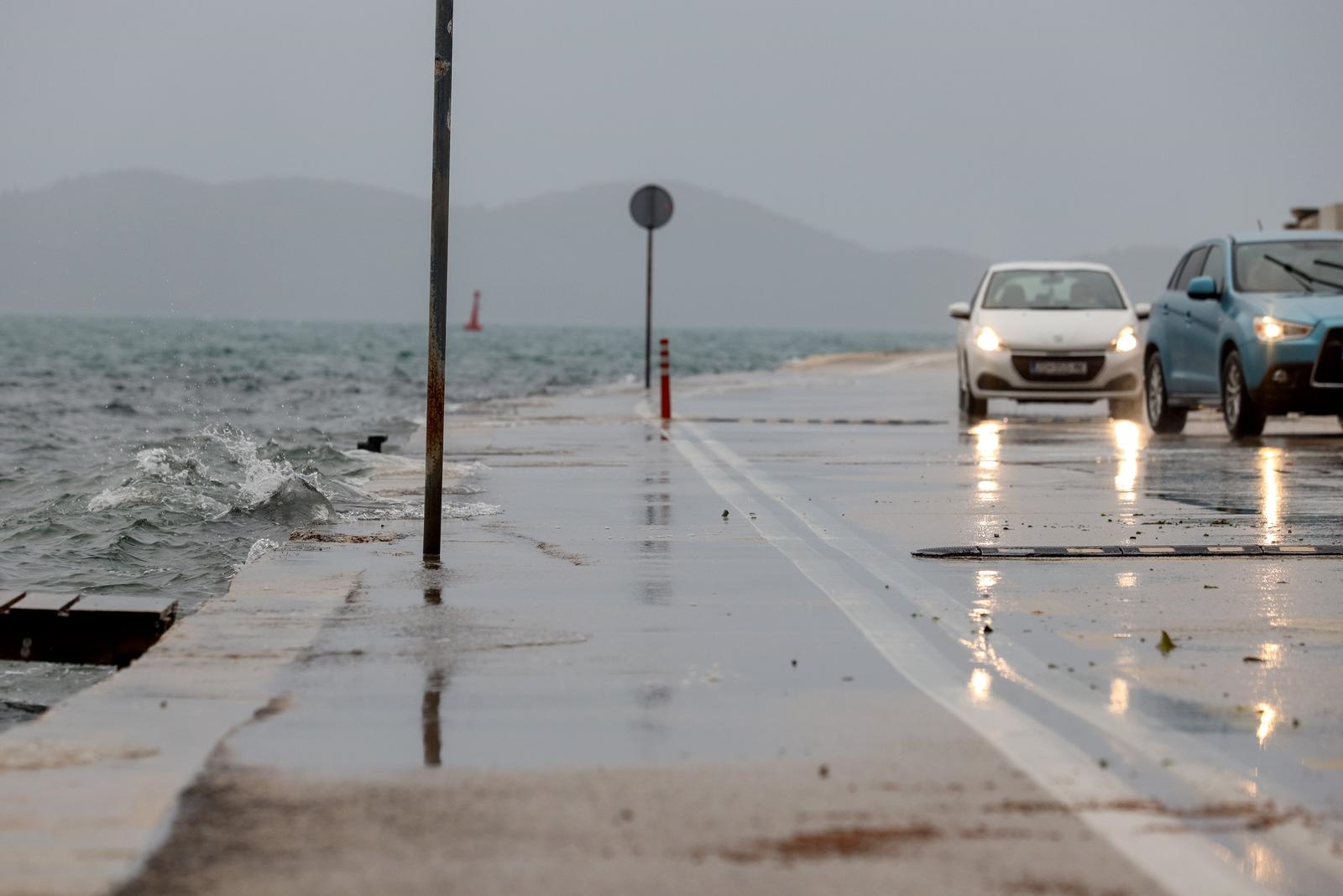 Neke ceste su jutros mokre i sliske, mogući su odroni