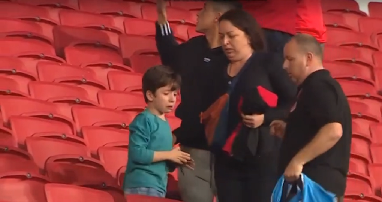 VIDEO Dječak lije suze dok mu protivnički navijači skidaju dres