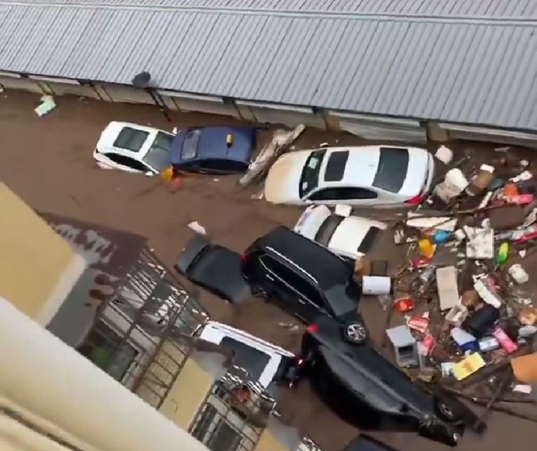 VIDEO Ne prestaju kiše u Kini. Trideset poginulih u Pekingu, preko 80.000 evakuiranih