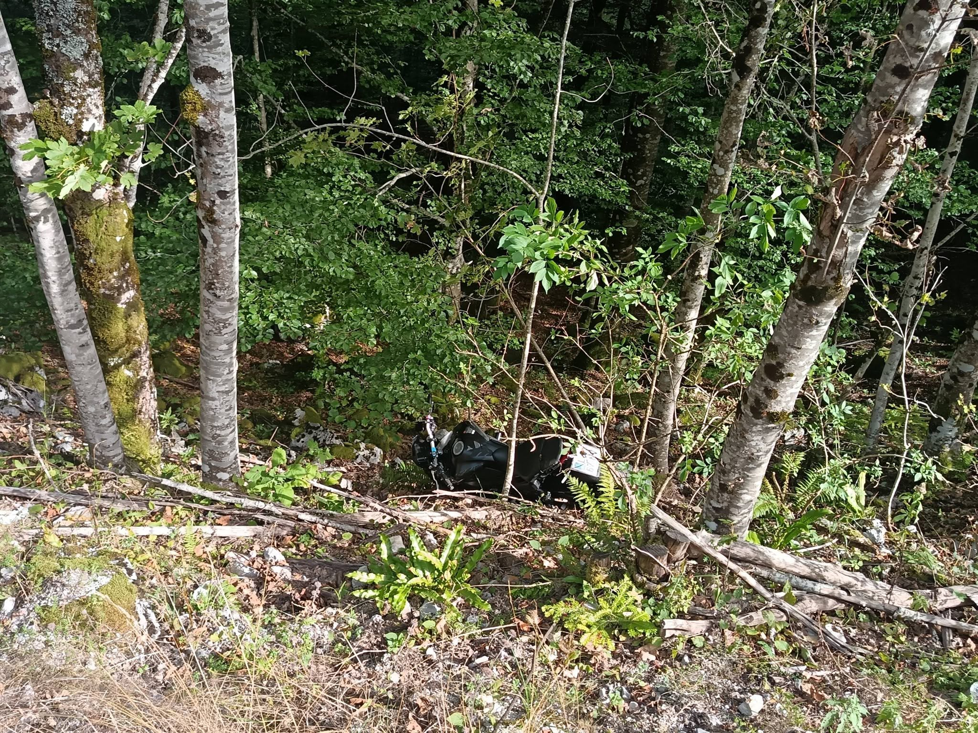 FOTO Motorm sletio u 20 metara duboku provaliku kod Gerova. Po njega došao helikopter