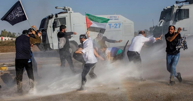 Kaos kod baze SAD-a u Turskoj. Propalestinska masa pokušala upasti, ispaljen suzavac