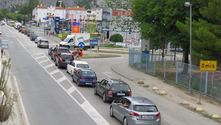 Kolone između Splita i Omiša
