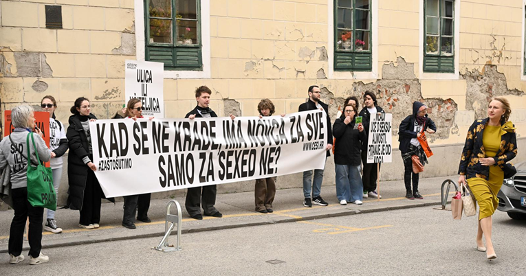 Razvili transparent ispred zagrebačke Skupštine. Traže uvođenje spolnog odgoja