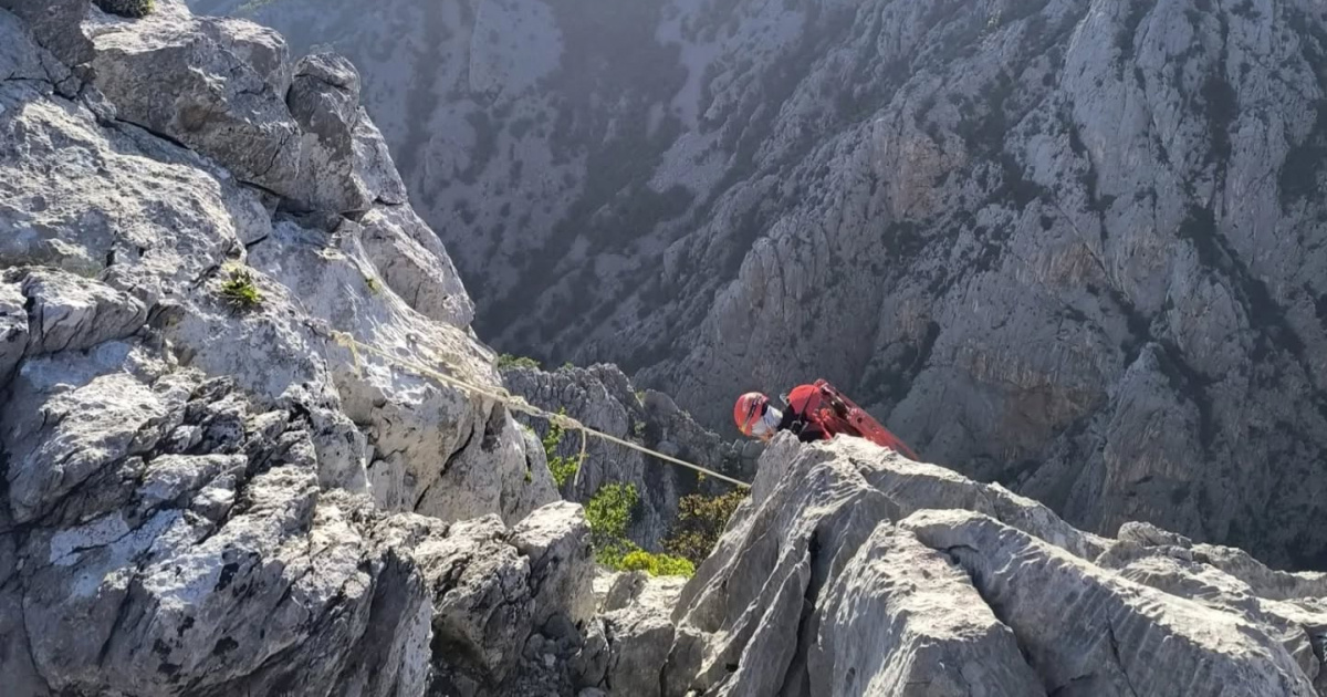 FOTO Dramatična akcija na najvišoj stijeni na Velebitu. Spašen ozlijeđeni planinar