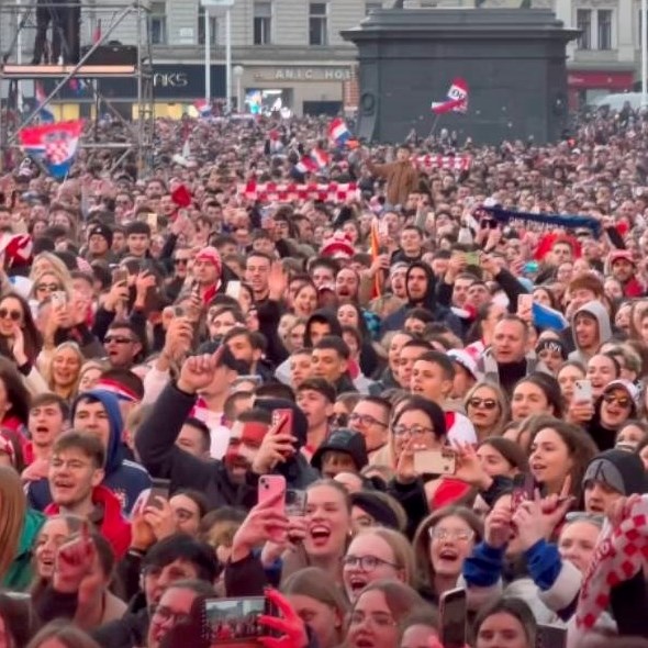 VIDEO Nezaboravan trenutak s dočeka: Cijeli Trg viče "ovdje nitko nije normalan"