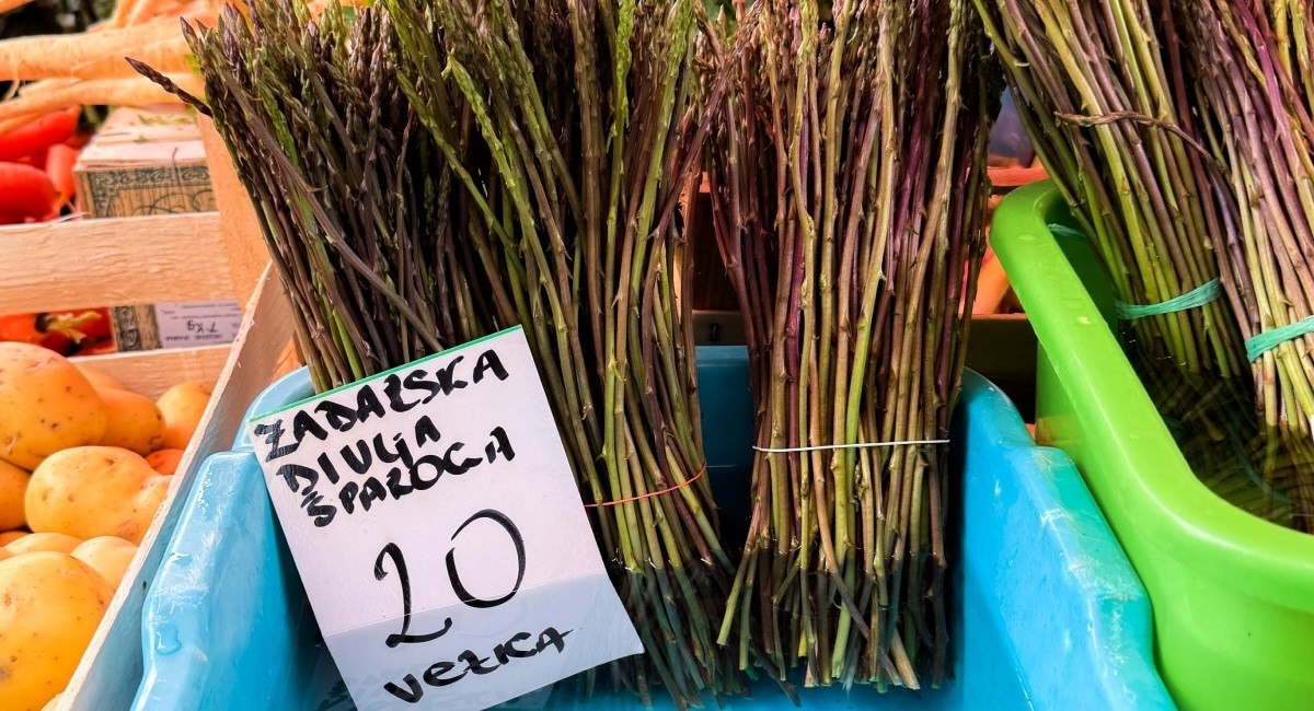 Divlje šparoge stigle i na Dolac, cijena im je brutalna