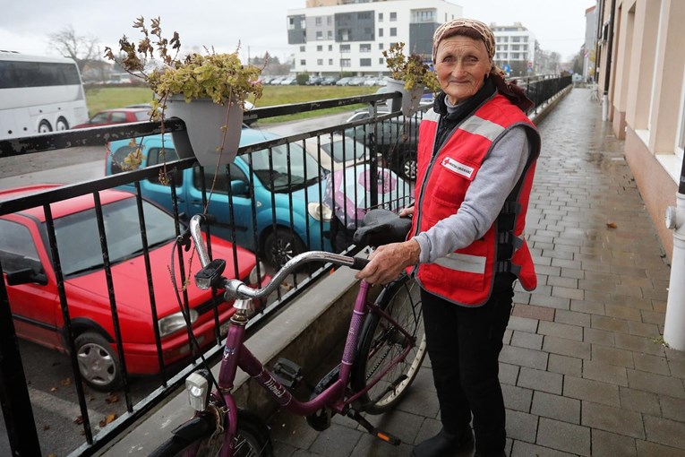 Barica (86) gotovo svaki dan volontira u Dugom Selu, do Crvenog križa dolazi biciklom