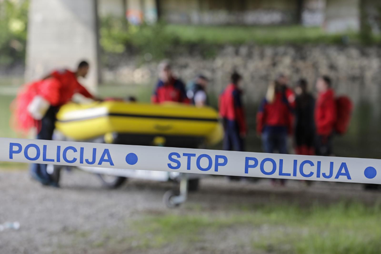 Maloljetnici u Savi u Zagrebu našli vrećicu s ljudskom lubanjom i kamenom