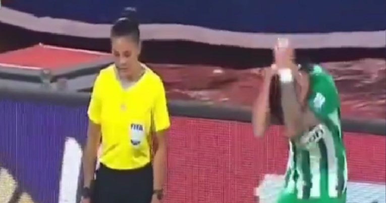 VIDEO Kolumbijski navijači pogodili igrača nožem u glavu
