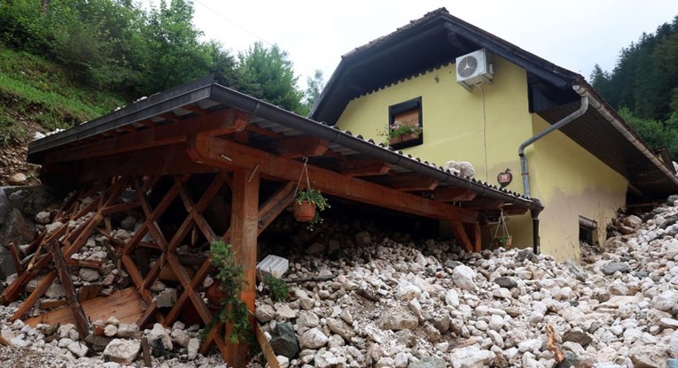 FOTO Odron u Sloveniji zatrpao kuće