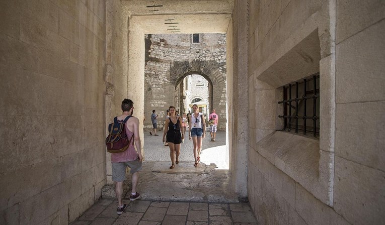 Muškarac u donjem rublju u Splitu uhvatio turističkog vodiča za vrat pred gostima