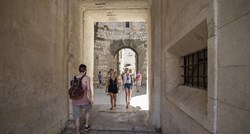 Muškarac u centru Splita napao turističkog vodiča ispred gostiju, uhvatio ga za vrat