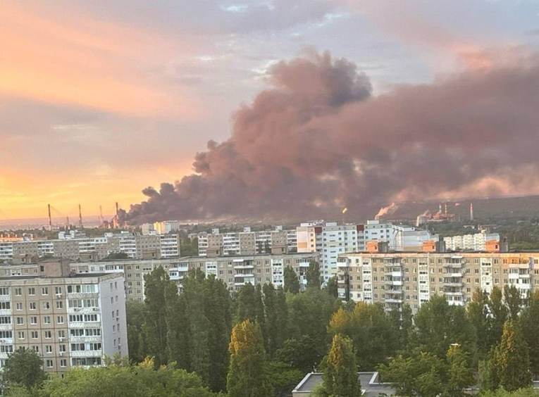 Crni dim se diže iznad Saratova. Ukrajinci su pogodili rafineriju