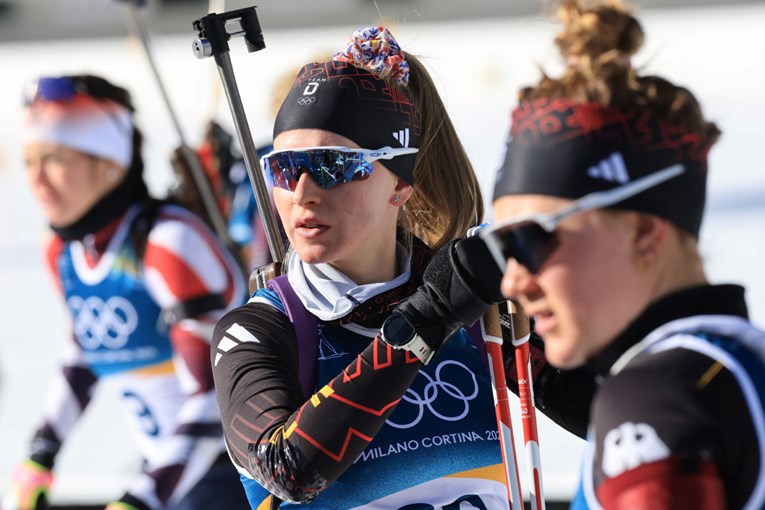 Bolest poharala njemačku biatlonsku ekipu na ZOI. Sumnja se na hamburgere