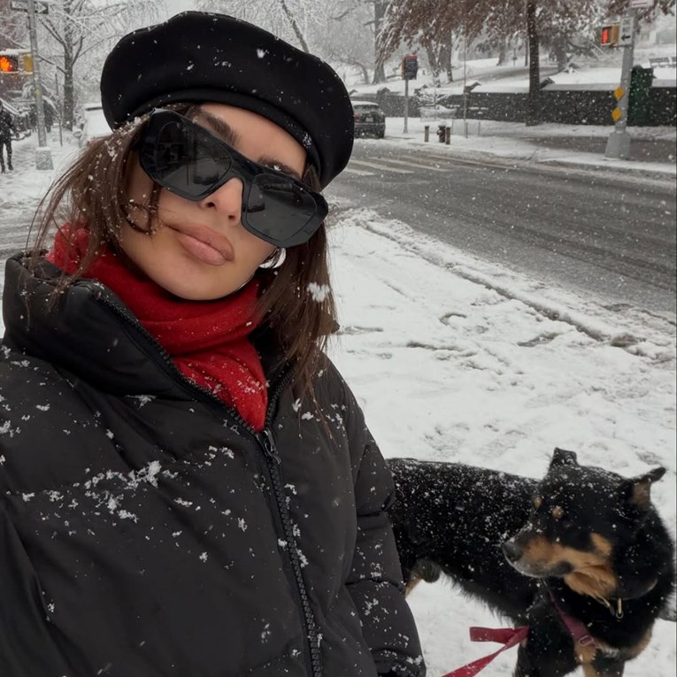 Zimski stil Emily Ratajkowski: Beretka s ukrajinskim potpisom