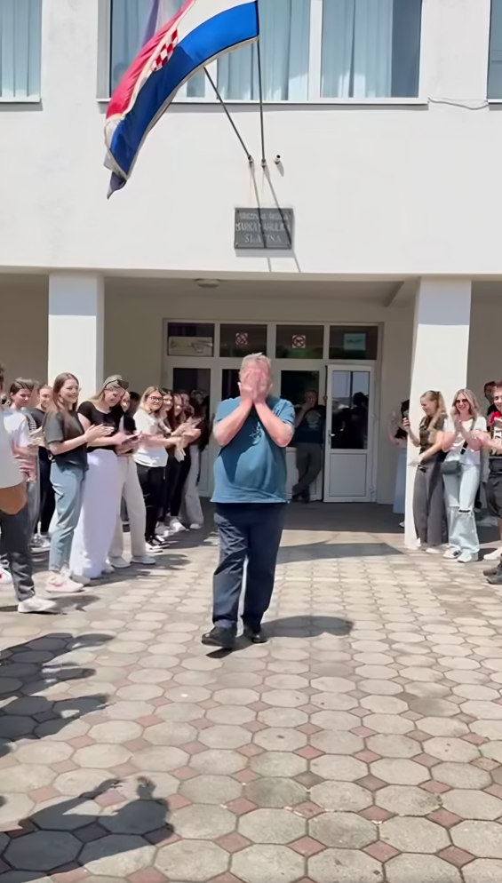 Pogledajte kako su učenici srednje škole u Slatini otpratili profesora u mirovinu