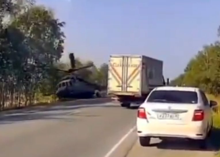 VIDEO Ruski vojni helikopter pokušao prisilno sletjeti na cestu, sve je snimljeno