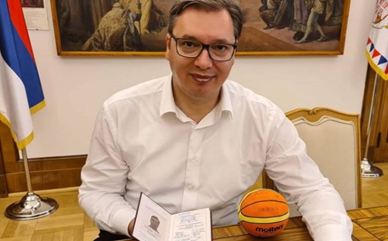 Vučić na Instagramu pokazao indeks, kaže da upisuje faks i ostvaruje dječačke snove