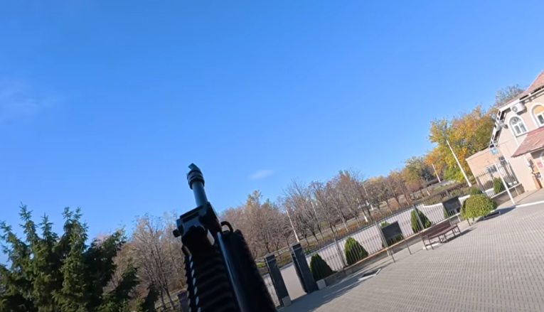 ВИДЕО: Руски дрон се упати кон новинарска екипа, украински војник го собори со пушка