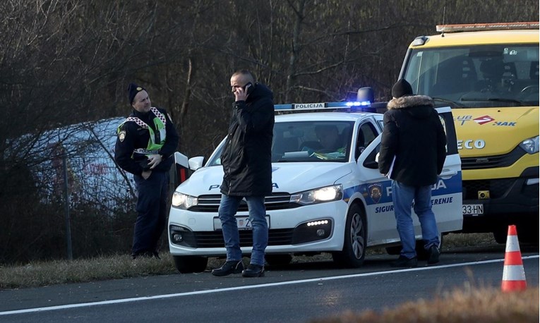 Vozio u krivom smjeru po A8, frontalno se zabio u auto i poginuo. Šestero ozlijeđenih