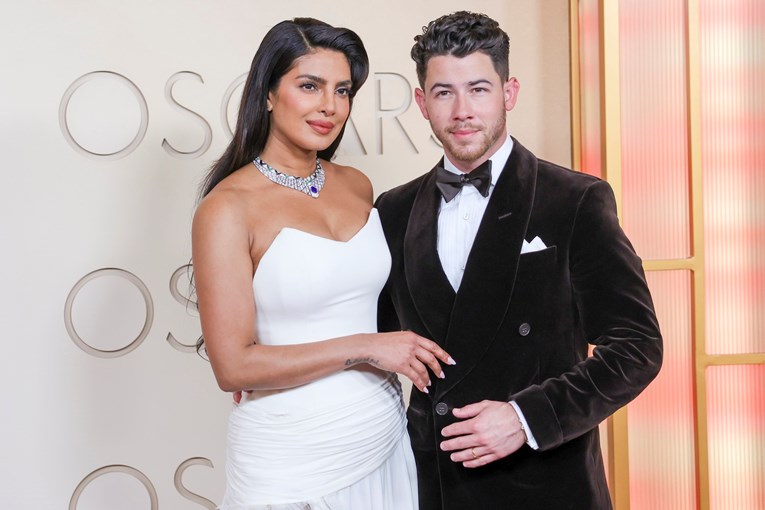 Svi su gledali u njezin vrat: Priyanka Chopra nakitom ukrala show na Oscarima