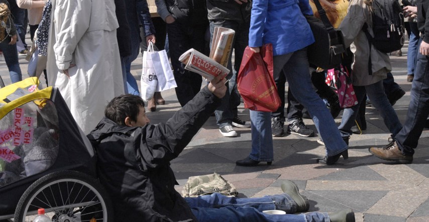 Beskućnici će ipak moći prodavati svoje novine ispred trgovina Hofer u Sloveniji