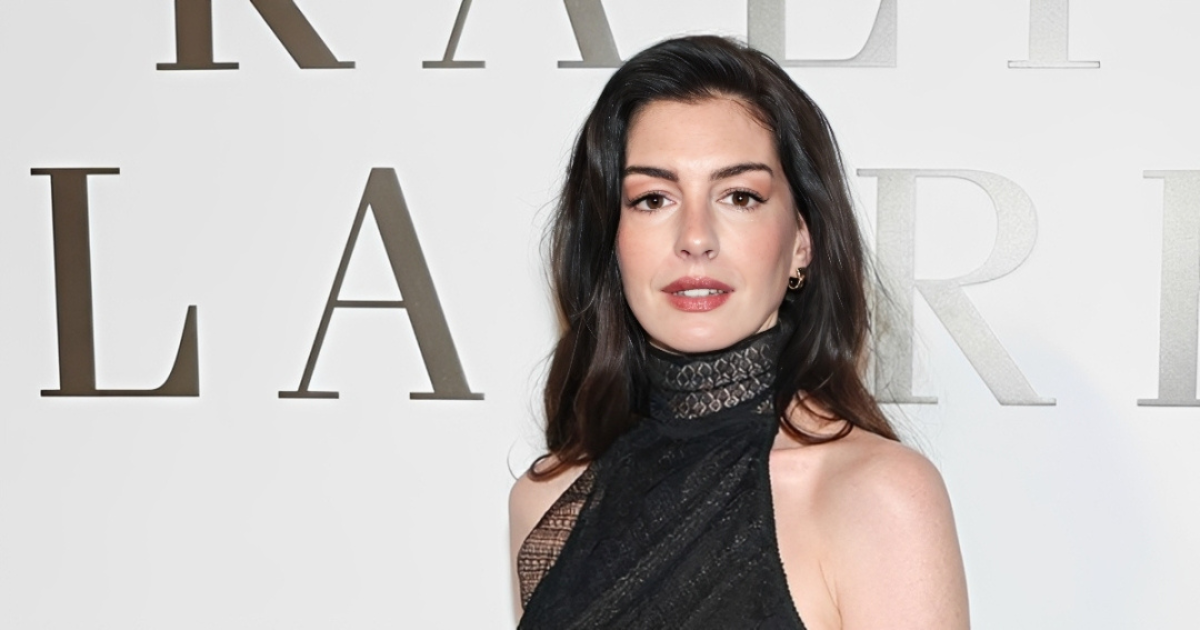 Anne Hathaway oduševila u prozirnoj haljini Ralpha Laurena